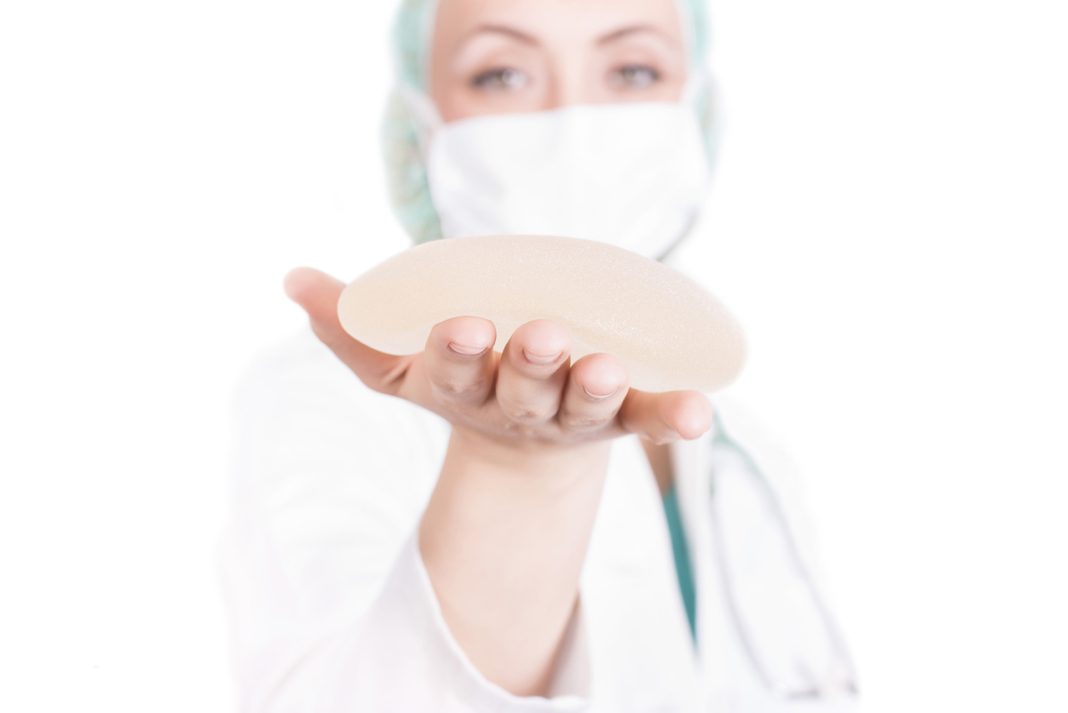 6-Colocar silicone dói Entenda como é a recuperação após a cirurgia de prótese mamária Colocar silicone dói? A resposta pode surpreender você